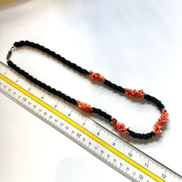 Coral and onyx beaded necklace - Picture 7 of 8